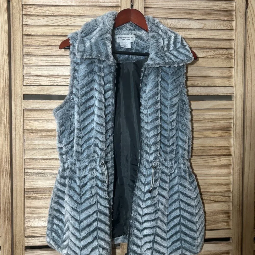 Sabrina Lauren Chevron Faux Fur Vest Silvery Blue Grey Alpine Chic Size L EUC